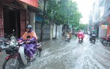 Nằm sát sông Tô Lịch nhưng mưa 1 tiếng, đường Bùi Xương Trạch ngập sâu 3 tiếng